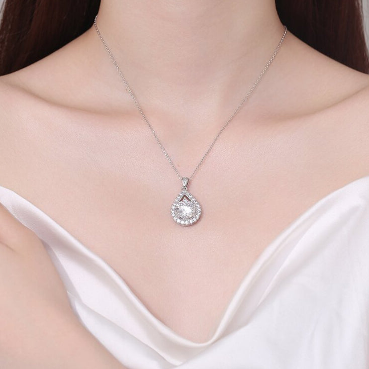 Collier en forme de larme avec moissanite