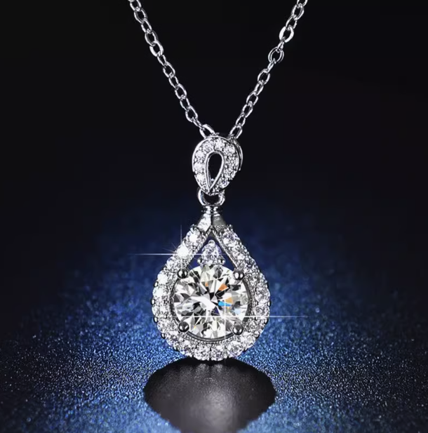 Collier en forme de larme avec moissanite 